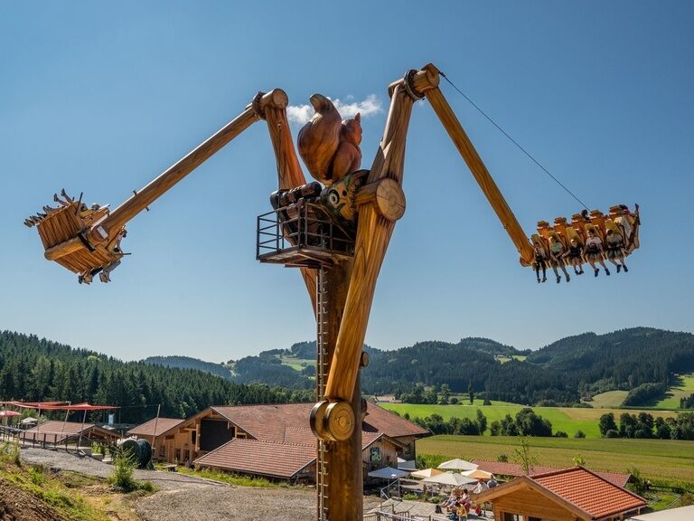 Eine majestätische Superschaukel am Himmel über dem EDELWIES Freizeitpark im Bayerischen Wald.