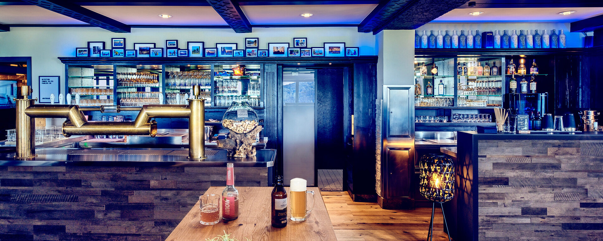Die moderne und stylische Bar im natura Hotel in Bodenmais mit stiloller Einrichtung.