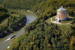 Blick auf die Befreiungshalle Kelheim mit umliegender Landschaft.
