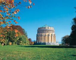 Die imposante Befreiungshalle in Kelheim an einem schönen Sommertag.