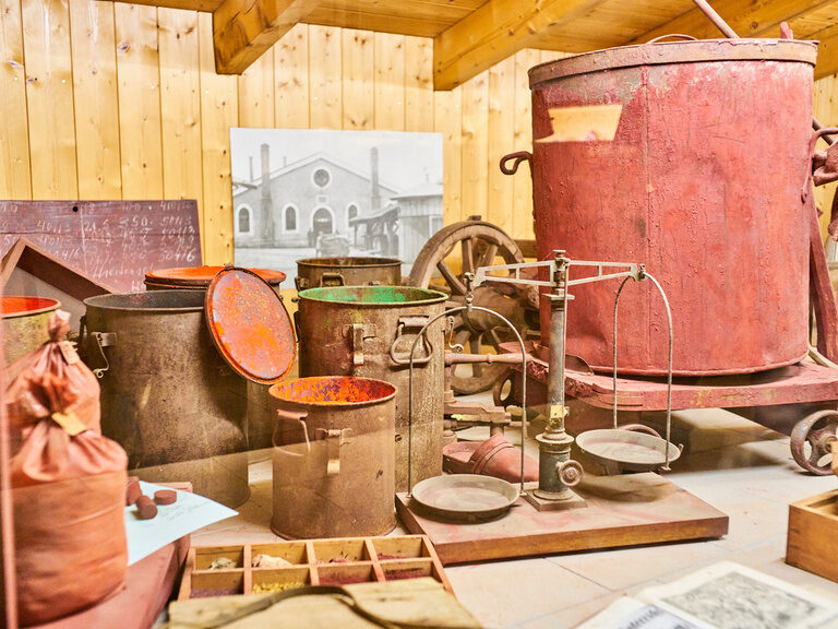Verschiedene Ausstellungsstücke der Bergwerksführung in Bodenmais