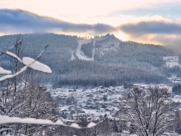 Blick auf das verschneite Bodenmais mit Silberberg im Hintergrund