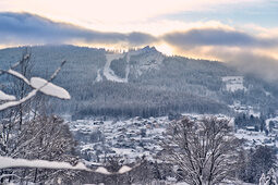 Blick auf das verschneite Bodenmais mit Silberberg im Hintergrund