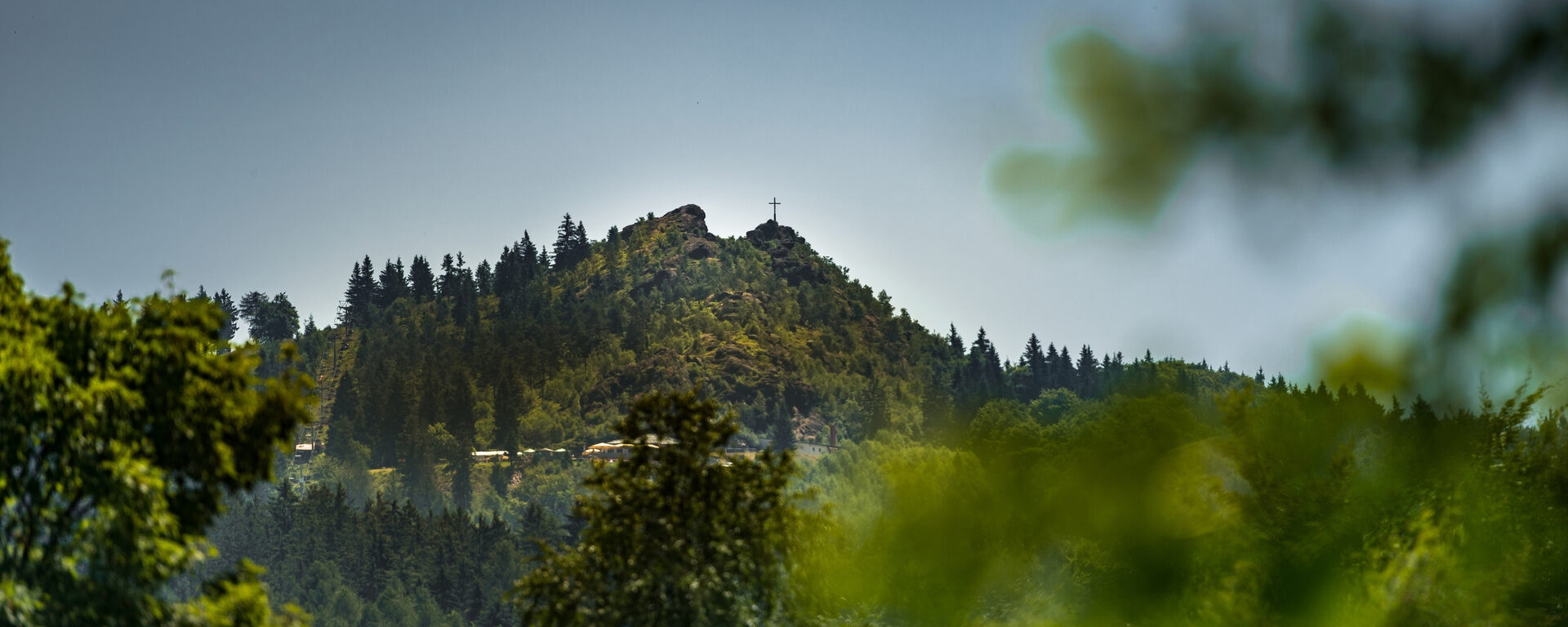 Blick auf das historische Besucherbergwerk in Bodenmais an einem schönen Sommertag.