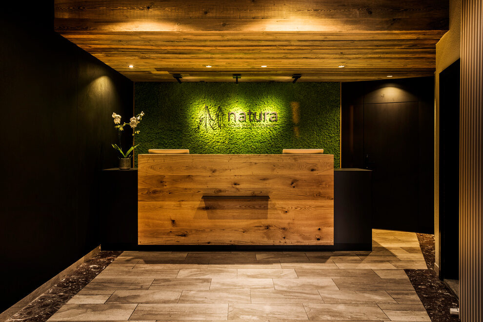 Eingangsbereich mit Theke des natura Spa im Hotel im Bayerischen Wald
