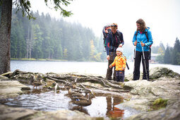 Eine Familie ist gemeinsam auf einer Wandertour durch den Bayerischen Wald in der nähe von Bodenmais unterwegs.