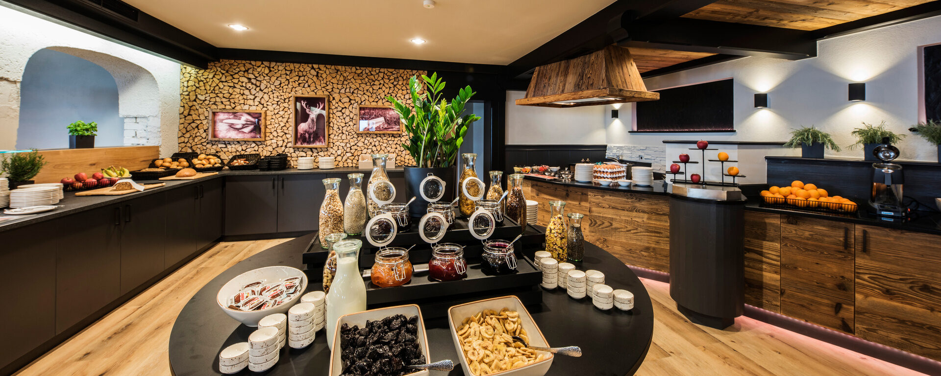 Frühstücksbuffet im natura Hotel Bodenmais mit verschiedenem Essen