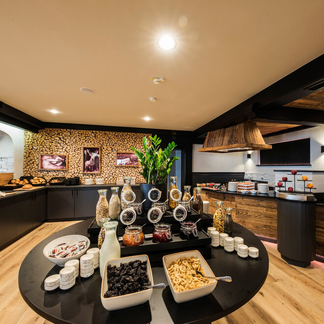 Frühstücksbuffet im natura Hotel Bodenmais mit verschiedenem Essen