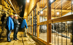 Zwei Besucher bei der Führung durch das Historische Bergwerk in Bodenmais