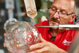 Ein Glasbläser bearbeitet ein Stück Glas im Bayerischen Wald