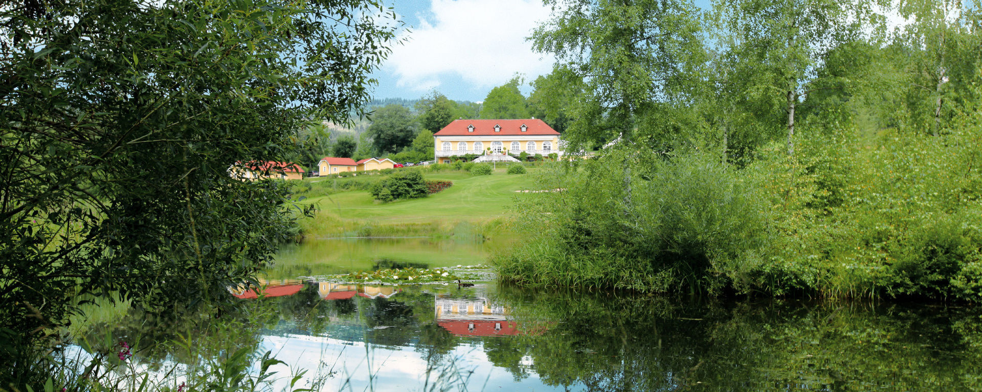 Ein Golfplatz in Bodenmais mit üppiger grüner Vegetation
