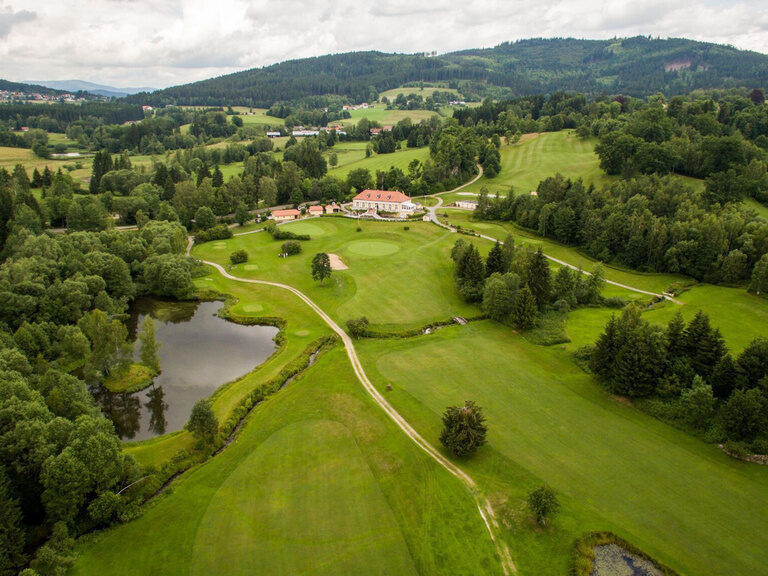 Blick über die verschiedenen Spielfelder eines Golfplatzes im Bayerischen Wald