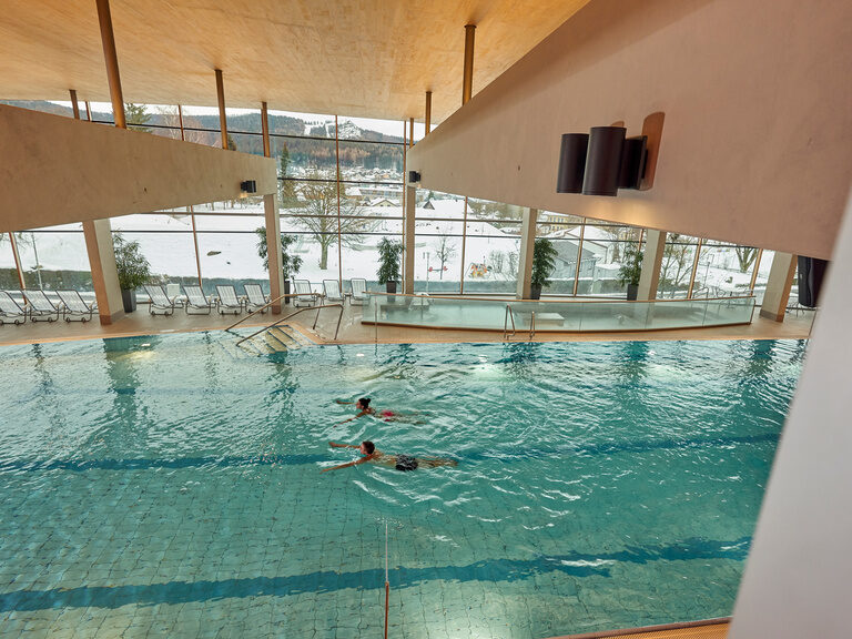 Mehrere Personen schwimmen im Hallenbad des Silberberg Bade- und Saunapark