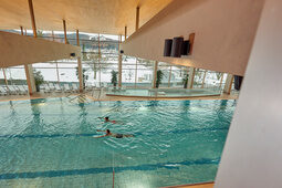 Mehrere Personen schwimmen im Hallenbad des Silberberg Bade- und Saunapark