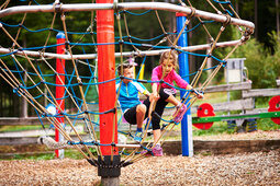 Kinder spielen auf dem Spielplatz eines Freiteitparks im Bayerischen Wald