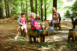 Ein paar Kinder beim spielen auf einem Waldspielplatz im Bayerischen Wald