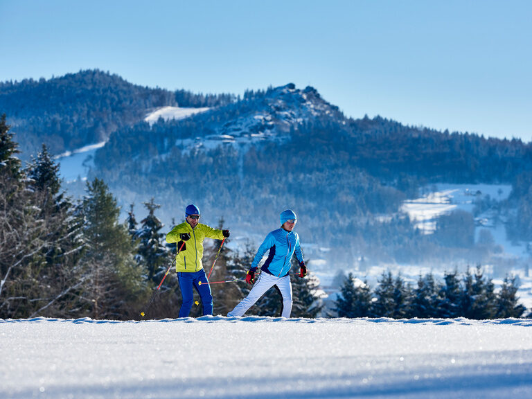 Zwei begeisterte Sportler beim Langlaufen im Bayerischen Winterwald