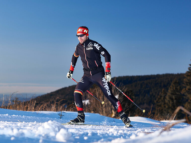 Ein gut ausgerüsteter Langläufer im Bayerischen Wald beim Sport.