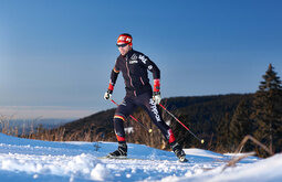 Ein gut ausgerüsteter Langläufer im Bayerischen Wald beim Sport.
