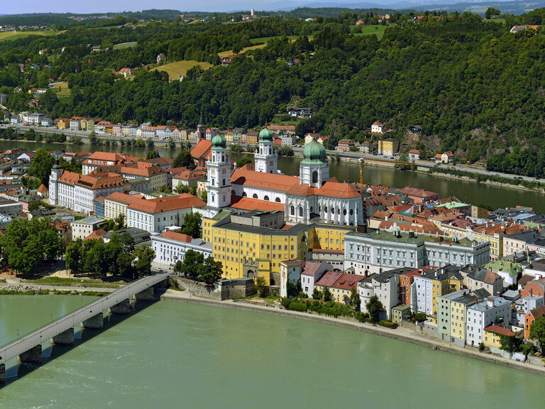 Luftaufnhame der Altstadt sowie des Passauer Doms mit umliegenden Flüssen in Bayern.