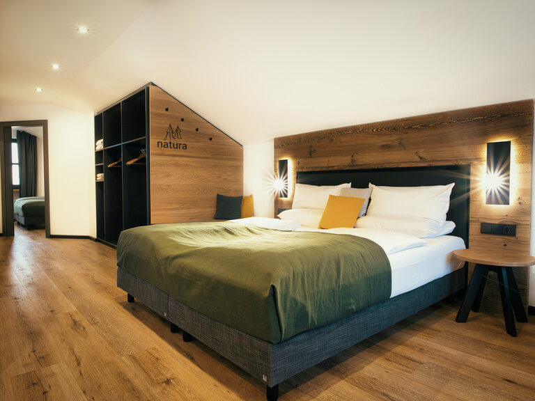 Ein modernes und schick eingerichtetes Zimmer des natura Hotel in Bodenmais lädt zum Verweilen ein.