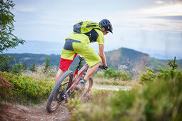 Ein voll ausgerüsteter Mountainbiker ist auf den Waldwegen rund um Bodenmais unterwegs.
