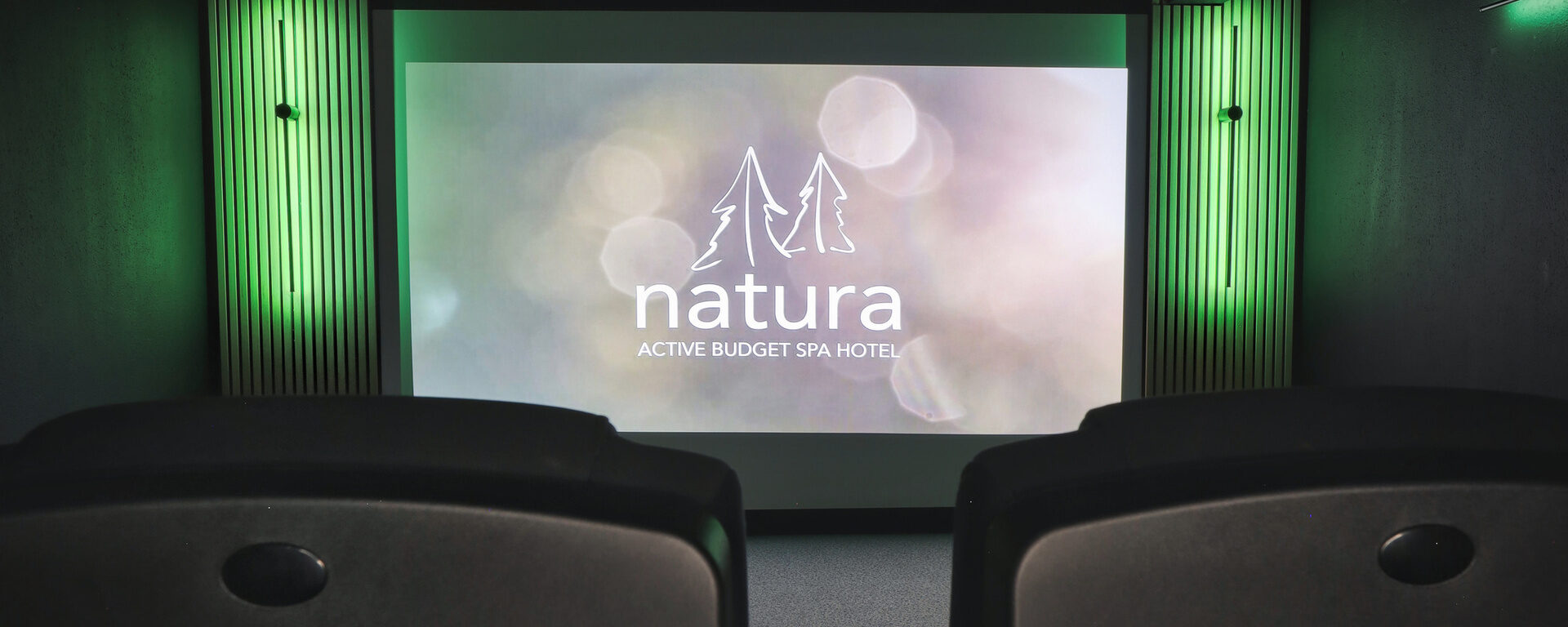 Leinwand und Sitzgelegenheiten des natura-Kinos im Hotel im Bayerischen Wald