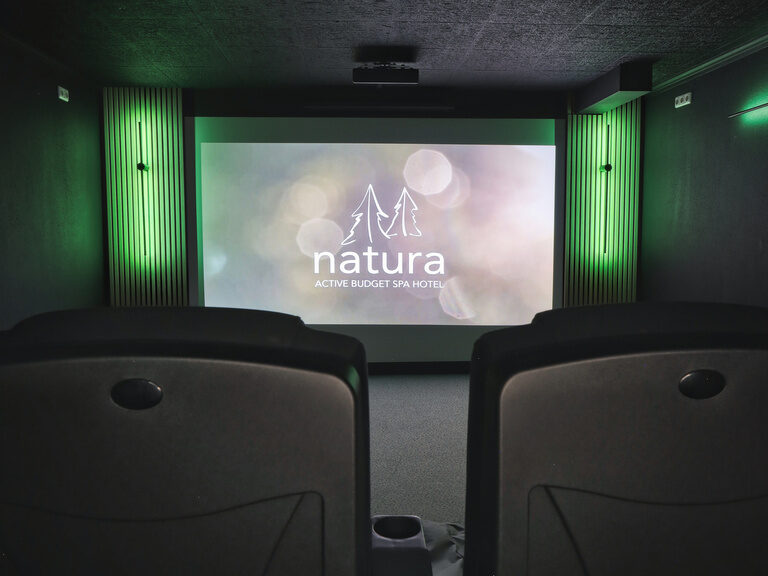 Leinwand und Sitzgelegenheiten des natura-Kinos im Hotel im Bayerischen Wald