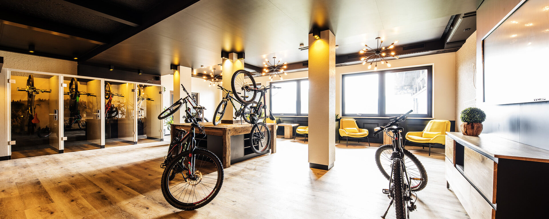 Die moderne Schrauber und Sport Lounge im natura Hotel mit ein paar Mountainbikes