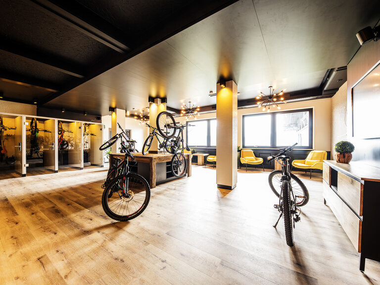 Die moderne Schrauber und Sport Lounge im natura Hotel mit ein paar Mountainbikes