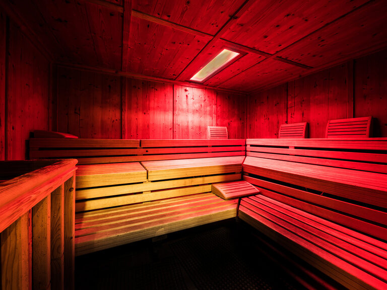 Innenansicht der Sauna im natura Hotel Bodenmais mit roter Beleuchtung.