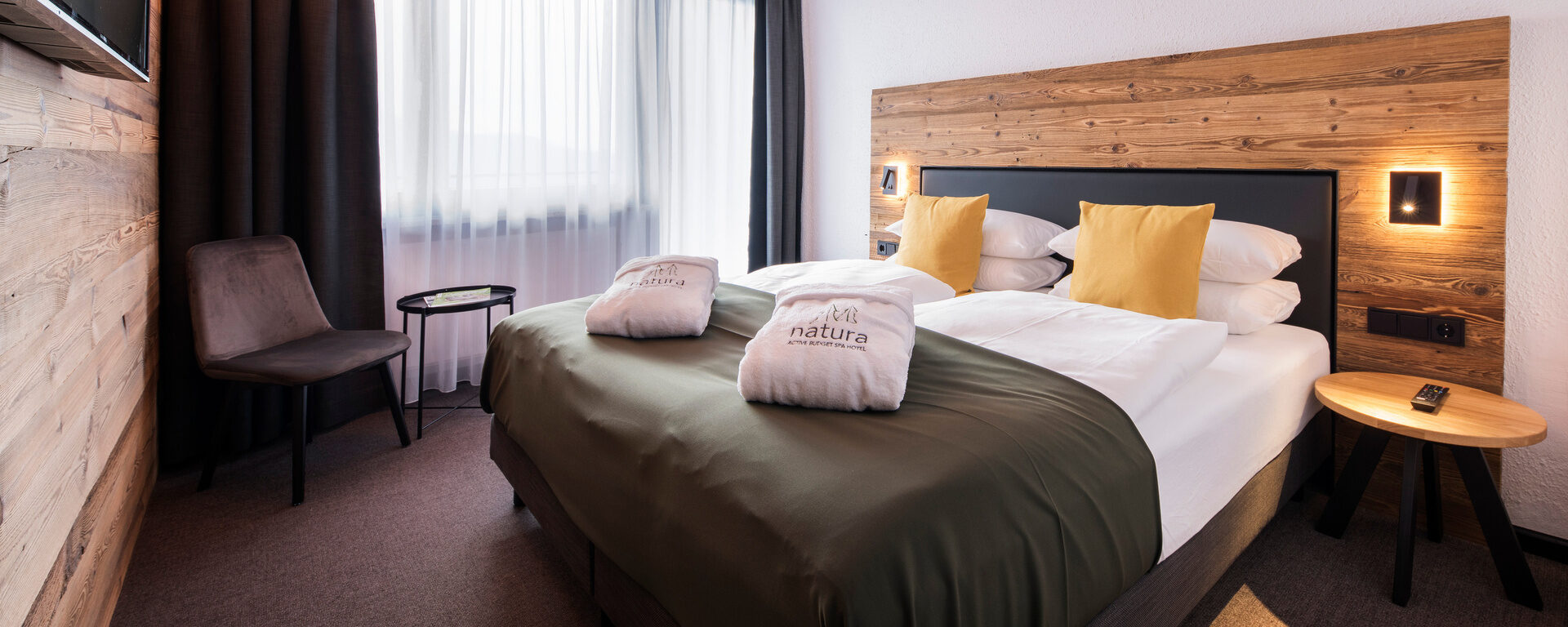 Modernes Schlafzimmer mit stilvollem Holzeinrichtung im Bodenmais Smart Hotelzimmer