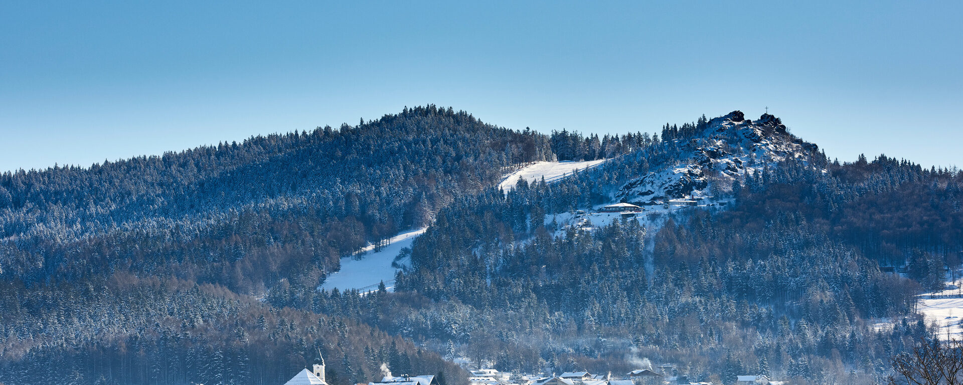 Der winterliche Silberberg in Bodenmais erstreckt sich in der Landschaft des Bayerwaldes