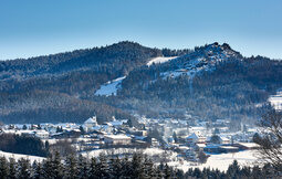 Der winterliche Silberberg in Bodenmais erstreckt sich in der Landschaft des Bayerwaldes