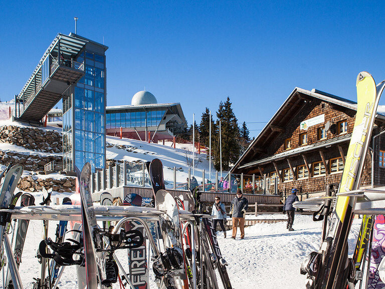 Abgestellte Ski vor einer Skihüte am Gipfle des Arbers im Bayerischen Wald nahe Bodenmais