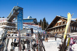Abgestellte Ski vor einer Skihüte am Gipfle des Arbers im Bayerischen Wald nahe Bodenmais