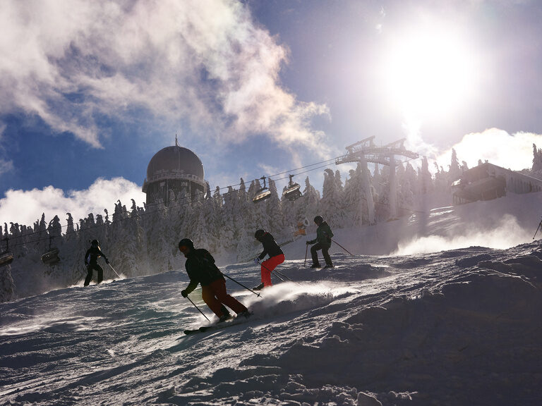 Mehrere Skifahrer beim Skifahren am großen Arber.