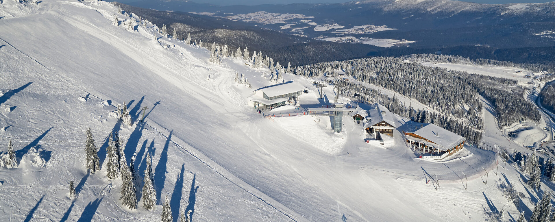 Die Skipiste am Arbergipfel mit weitläufigen Blick über den Bayerischen Wald.