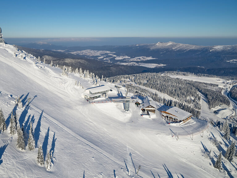 Die Skipiste am Arbergipfel mit weitläufigen Blick über den Bayerischen Wald.