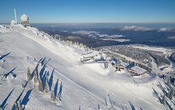 Die Skipiste am Arbergipfel mit weitläufigen Blick über den Bayerischen Wald.