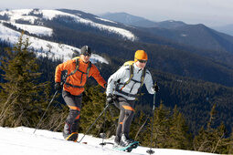 Zwei Wintersportler bei einer Skitour durch den Bayerischen Wald nahe Bodenmais.
