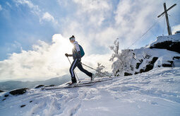 Ein Skitouren-Geher schreitet durch die verschneite Landschaft des Bayerischen Waldes rund um Bodenmais.