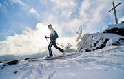 Skitouren durch verschneite Berge