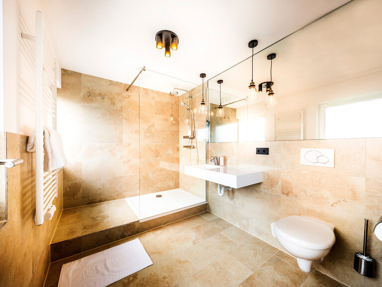 Ein makelloses Badezimmer in der Bodenmais Superior Suite des Natura Hotels Bodenmais.