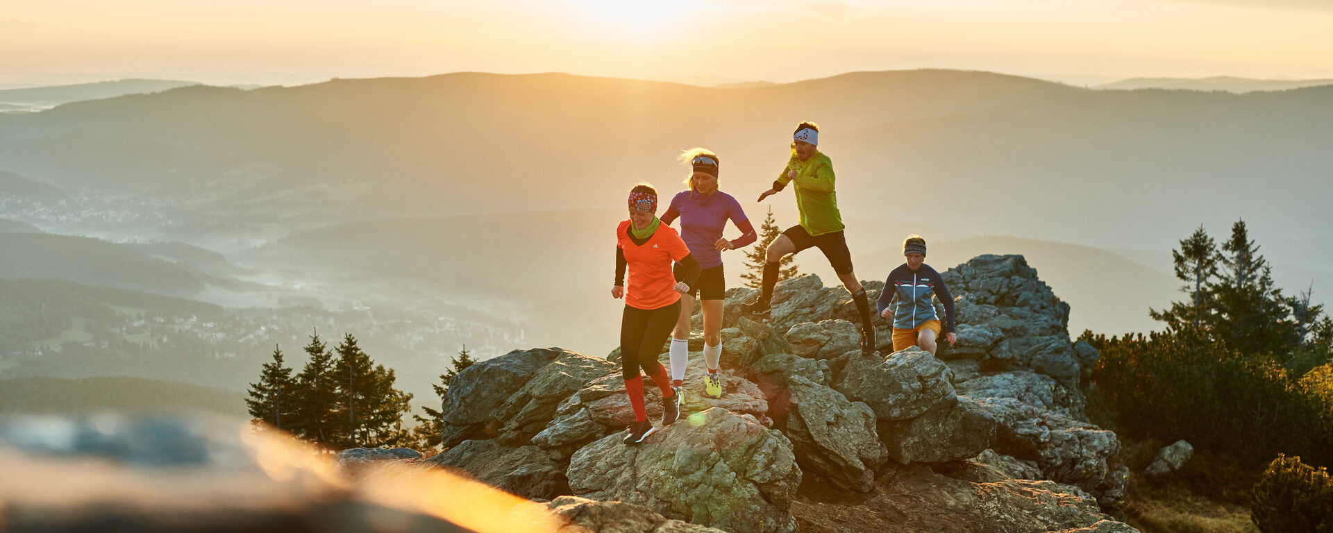 Eine Gruppe von Trailrunnern ist auf den Bergen im Bayerischen Wald unterwegs.