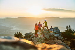 Eine Gruppe von Trailrunnern ist auf den Bergen im Bayerischen Wald unterwegs.