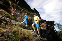Zwei Trailrunner sind Gelände des Bayerischen Waldes bei Bodenmais unterwegs.