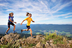 Zwei Trailrunner beim Lauf über Stock und Stein im bayerischen Bodenmais.
