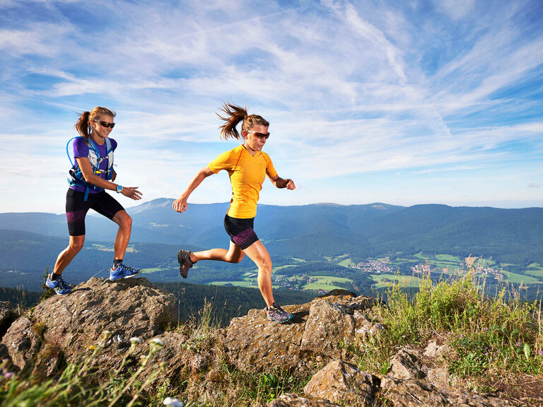 Zwei Trailrunner beim Lauf über Stock und Stein im bayerischen Bodenmais.