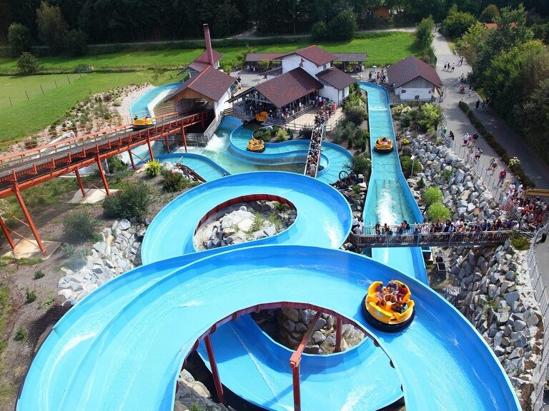 Luftaufnahme einer Schwindelerregenden Wasserrutsche im Bayernpark
